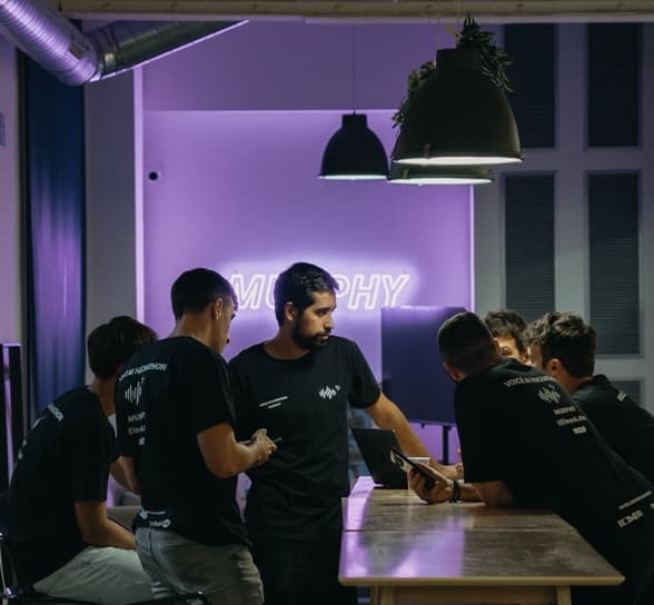 El equipo reunido en la oficina por la tarde