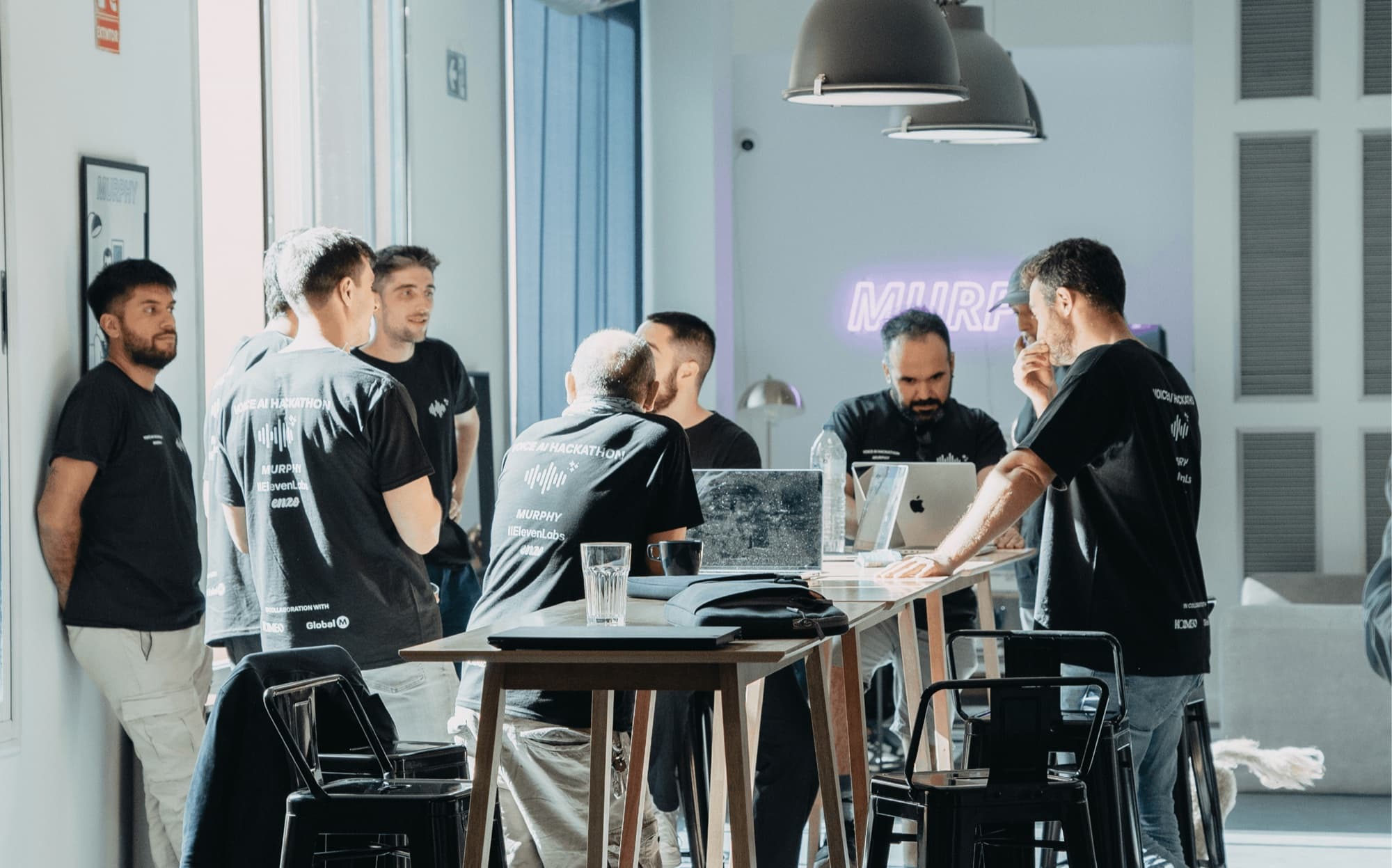 El equipo de Murphy reunido en torno a una mesa, sacando algo adelante entre todos